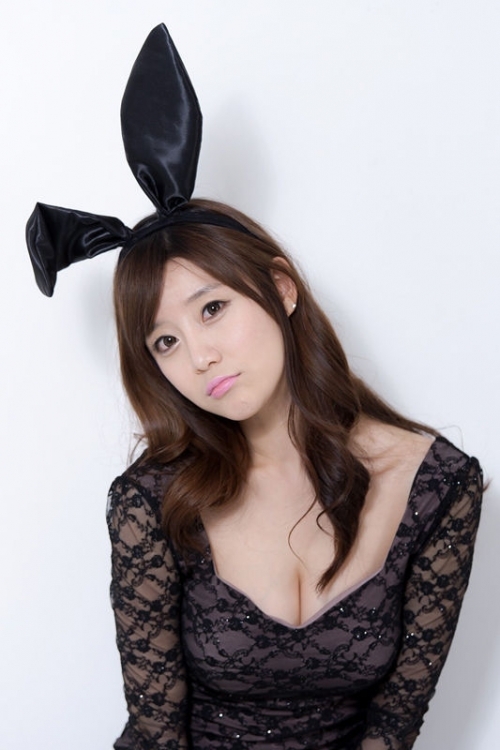 韩国甜心女孩扮兔女郎 吊带黑丝性感诱惑
