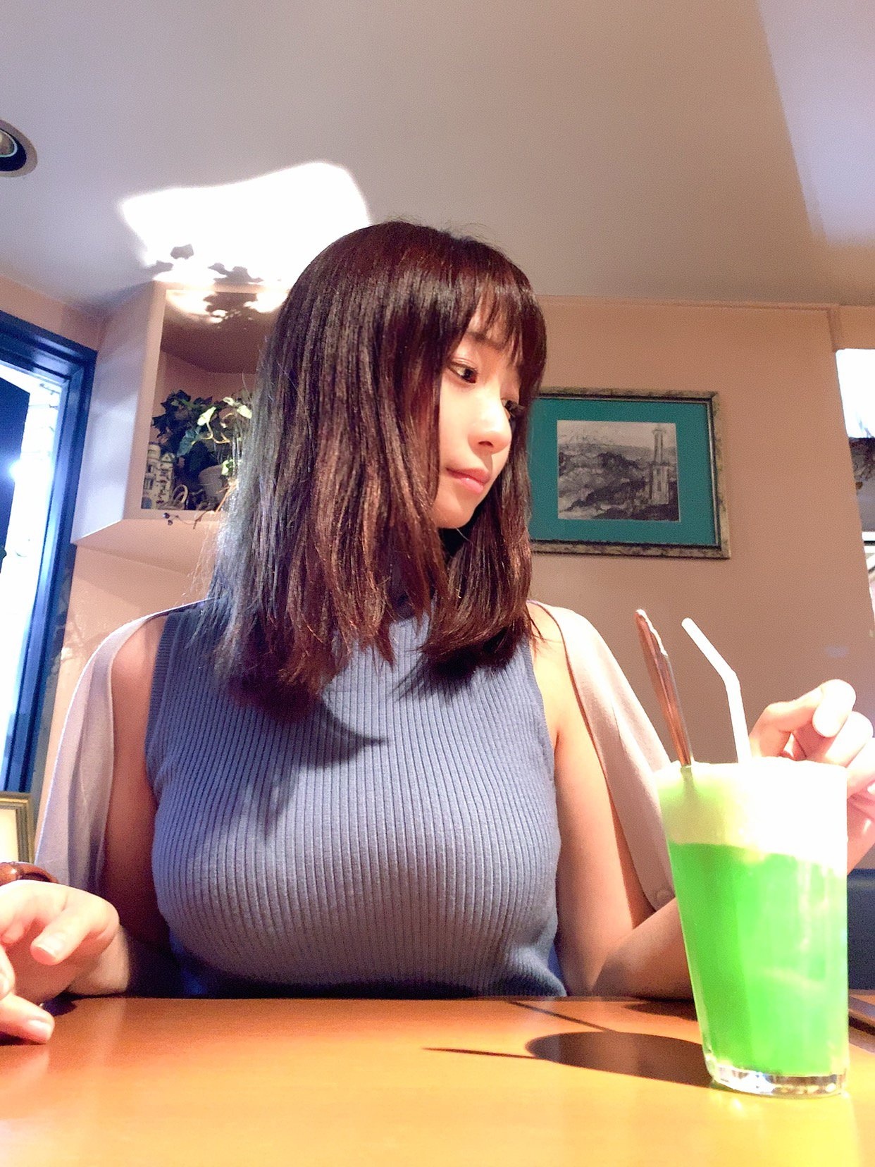 最清纯Coser伊织もえ示范最近很红的「峰不露」　明明包紧紧却很色！
