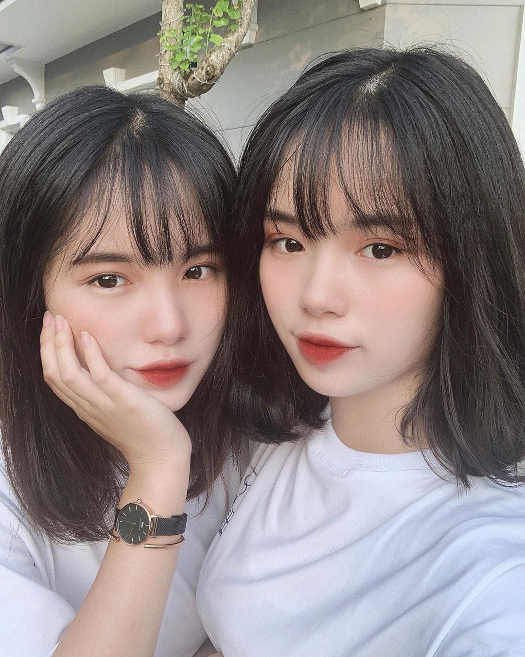 越南17岁「爆乳双胞胎」辣穿越南国服！超紧绷「贴身曲线」引热议