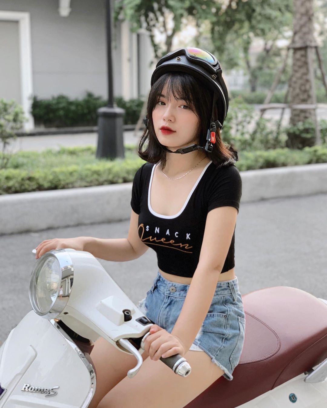 越南17岁「爆乳双胞胎」辣穿越南国服！超紧绷「贴身曲线」引热议