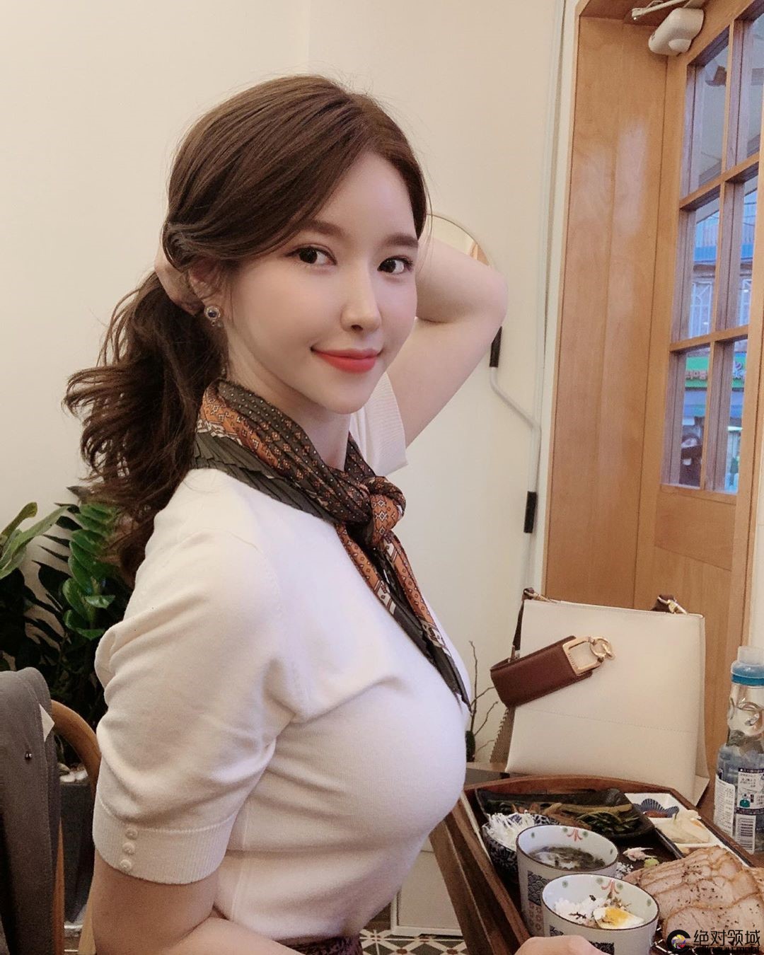 火辣「巨乳蜘蛛人」快把紧身衣撑坏　打击坏蛋就靠两颗大飞弹！