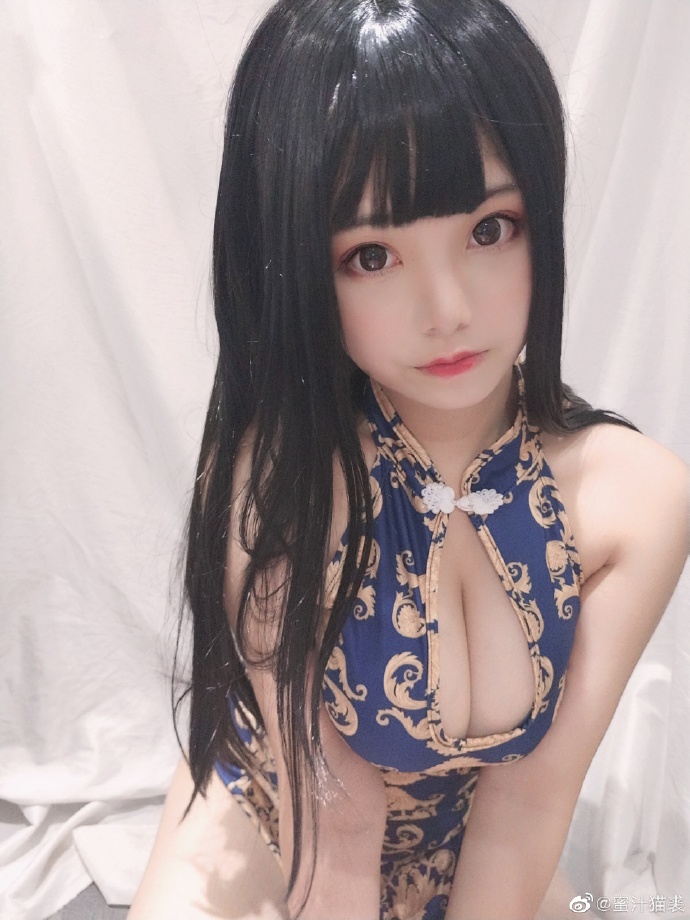 色香俱全！神仙美少女《蜜汁猫裘》用酥胸蜜腿舒缓你的身心疲劳