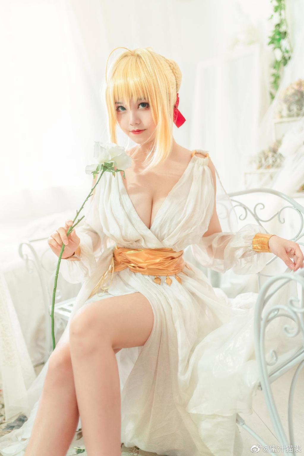 色香俱全！神仙美少女《蜜汁猫裘》用酥胸蜜腿舒缓你的身心疲劳