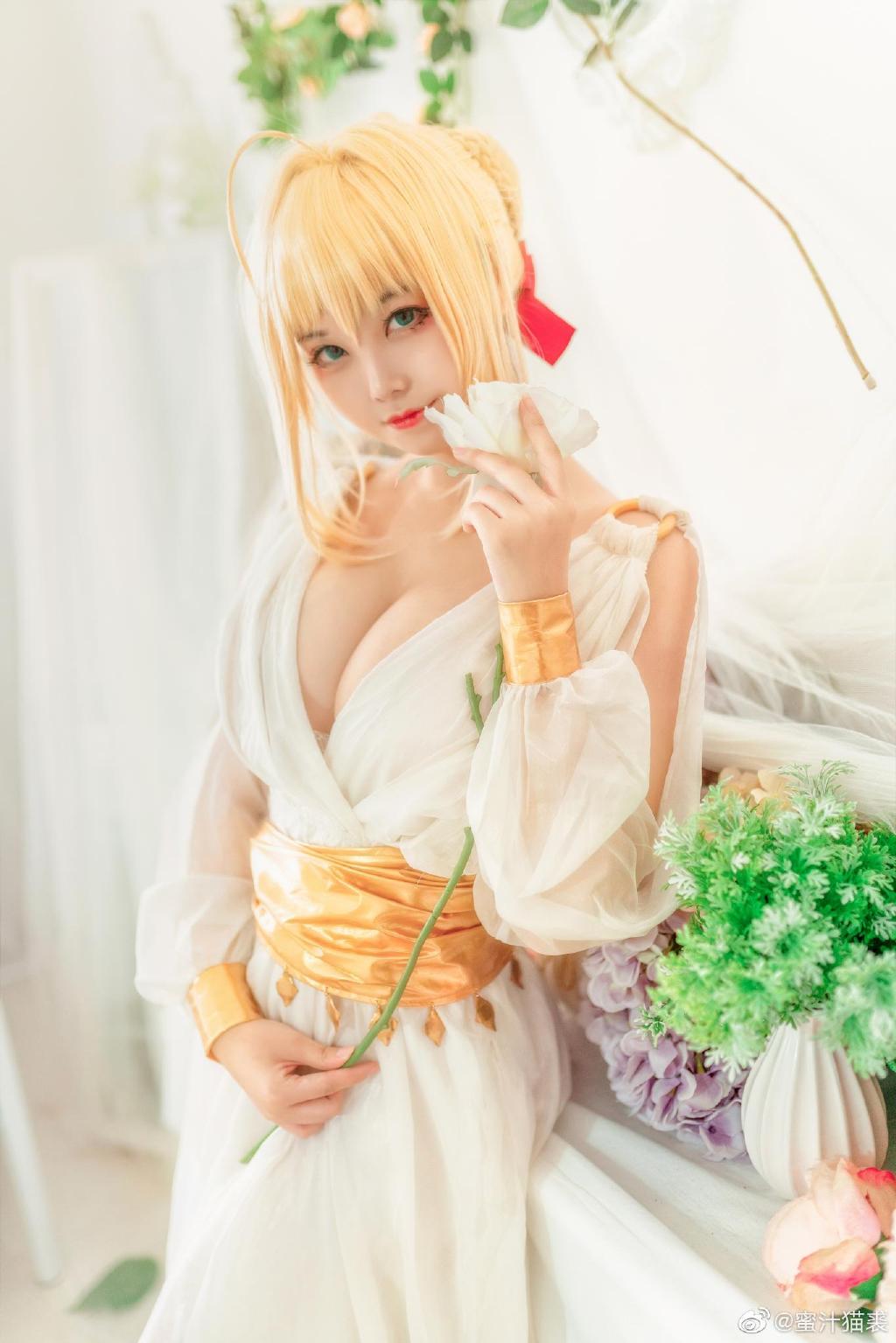 色香俱全！神仙美少女《蜜汁猫裘》用酥胸蜜腿舒缓你的身心疲劳