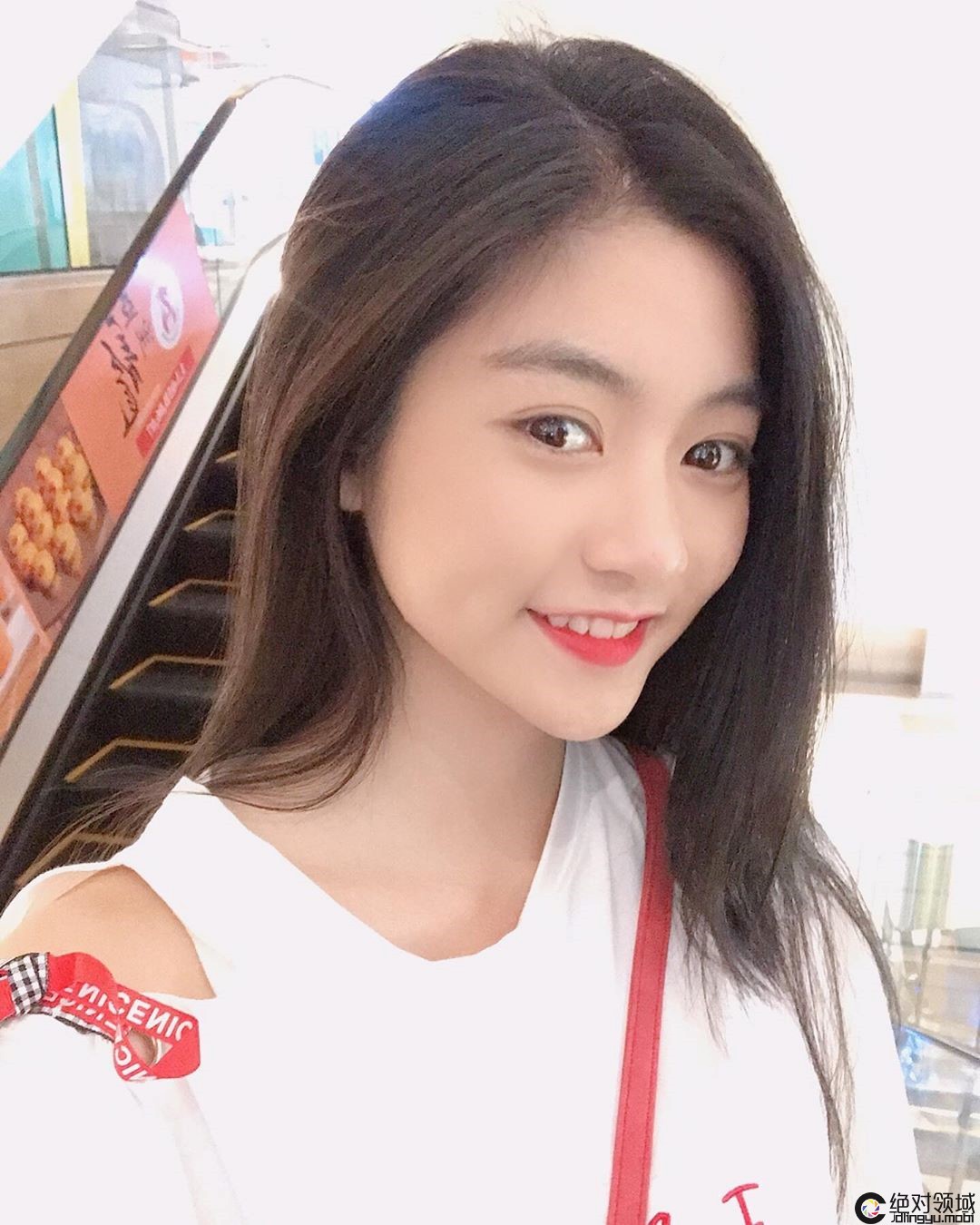 清新脱俗！越南正妹迷人甜笑+水汪大眼　让人想恋爱