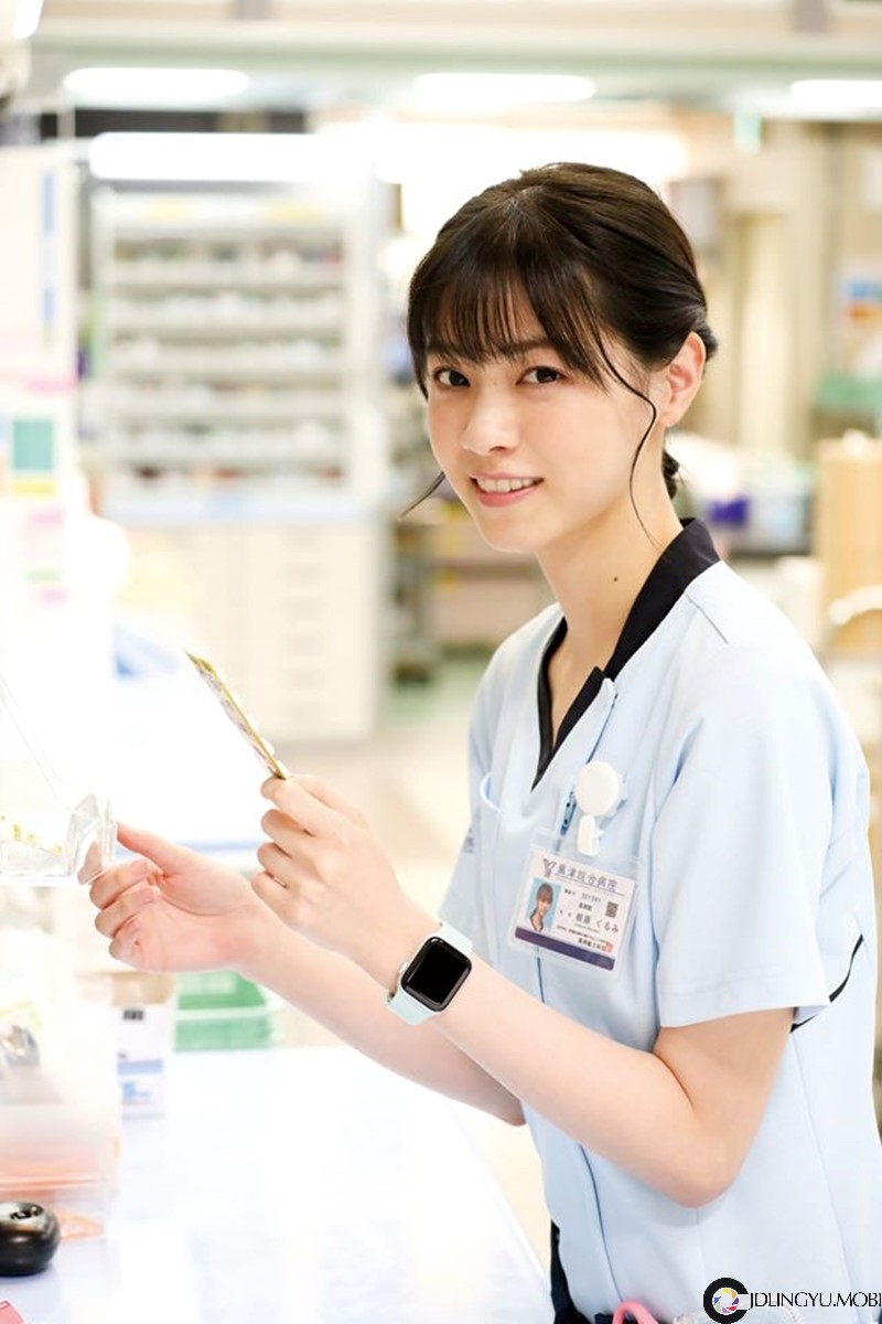 想和她买口罩！甜萌药剂师「西野七濑」灿笑配药　没生病都想要去拿药了