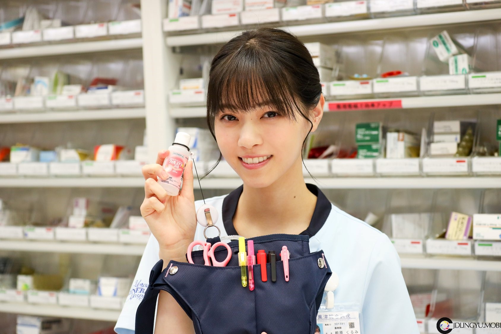 想和她买口罩！甜萌药剂师「西野七濑」灿笑配药　没生病都想要去拿药了