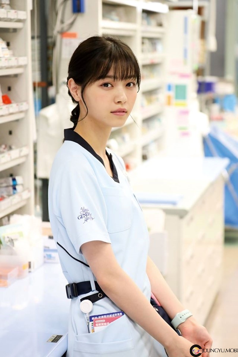 想和她买口罩！甜萌药剂师「西野七濑」灿笑配药　没生病都想要去拿药了