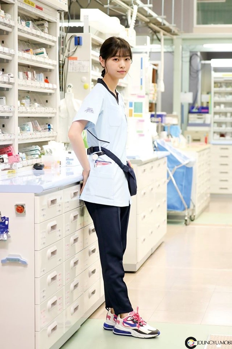想和她买口罩！甜萌药剂师「西野七濑」灿笑配药　没生病都想要去拿药了