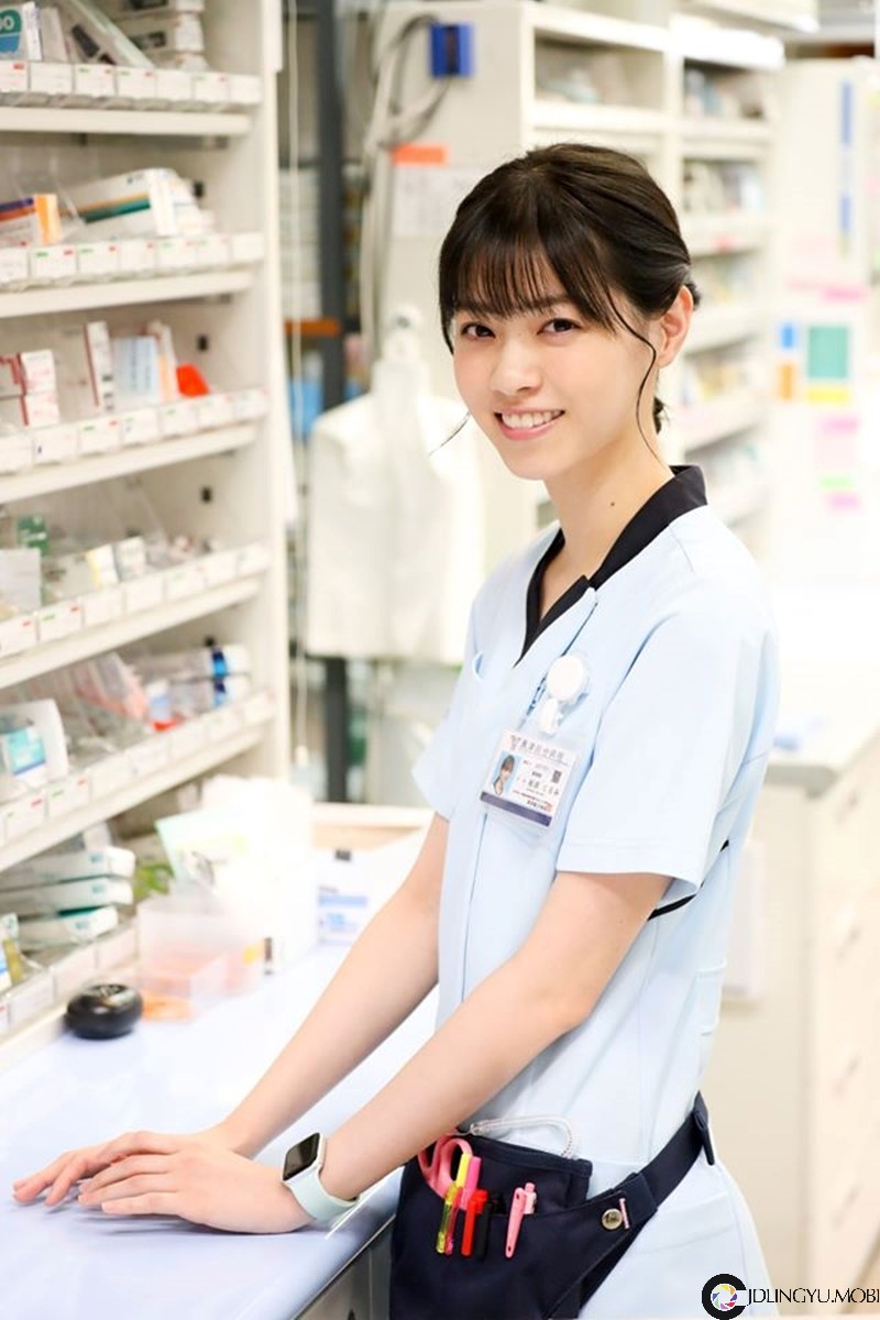 想和她买口罩！甜萌药剂师「西野七濑」灿笑配药　没生病都想要去拿药了
