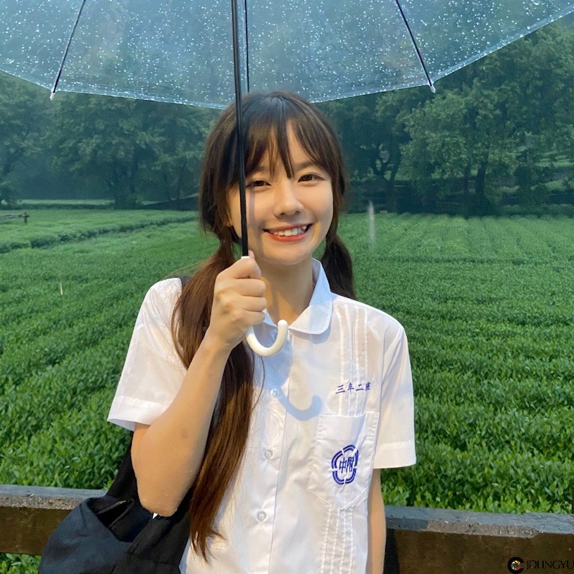 太萌了！下雨天遇到超可爱童颜正妹「7andrea」，甜甜脸蛋让人想为她好好撑伞！