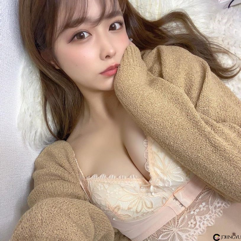 发育真好！萌系制服正妹「華咲 かのん」乳量E级棒，解脱后的曲线太凶啦！