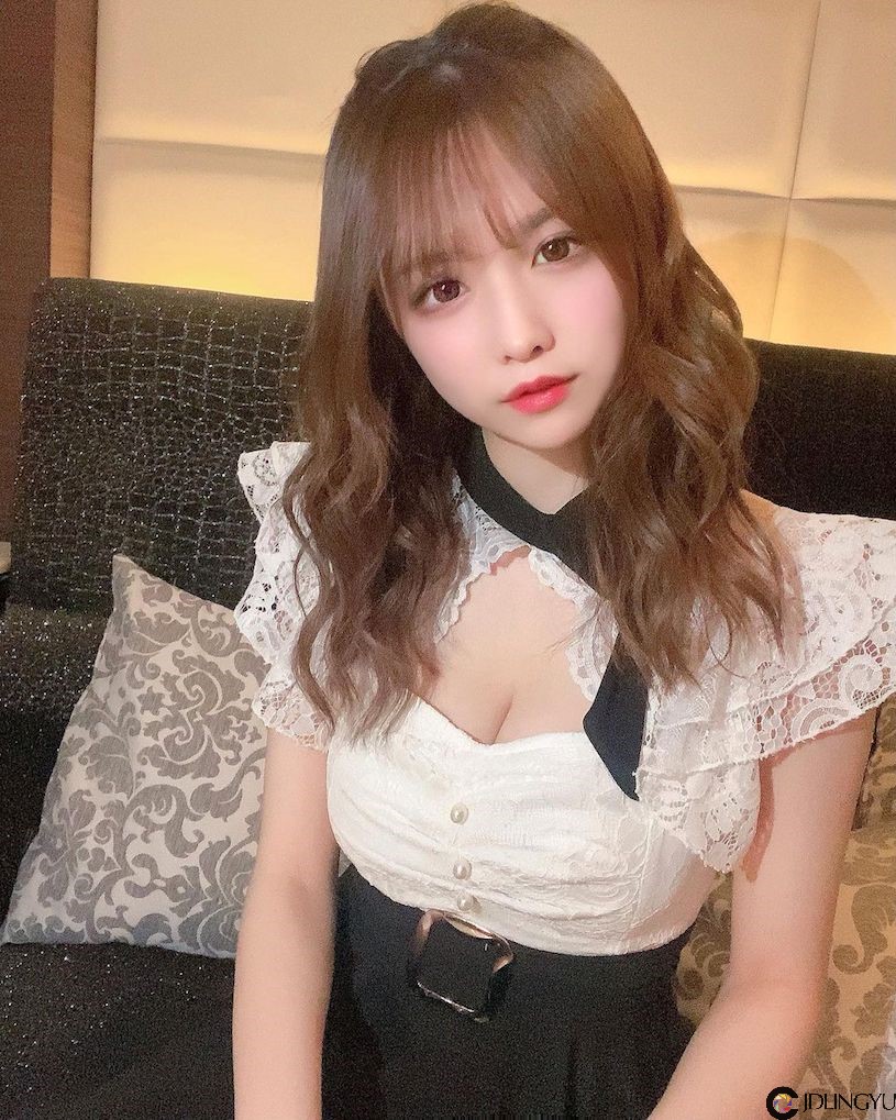 发育真好！萌系制服正妹「華咲 かのん」乳量E级棒，解脱后的曲线太凶啦！