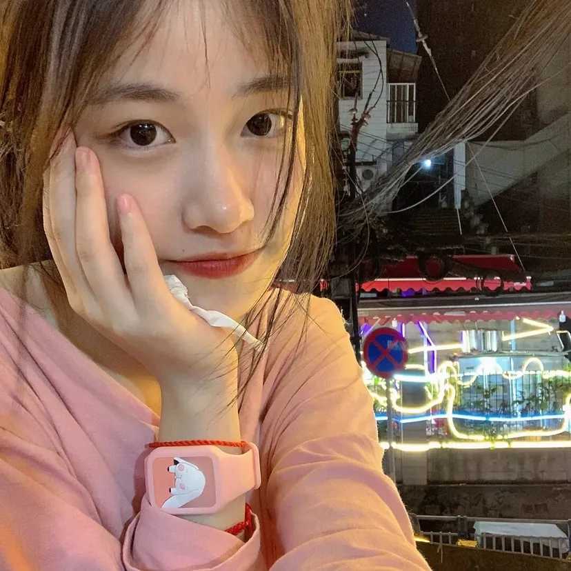头像真人露脸女生